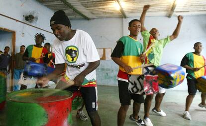 Jóvenes afrodescendientes tocando el tambor en Río de Janeiro (Brasil).