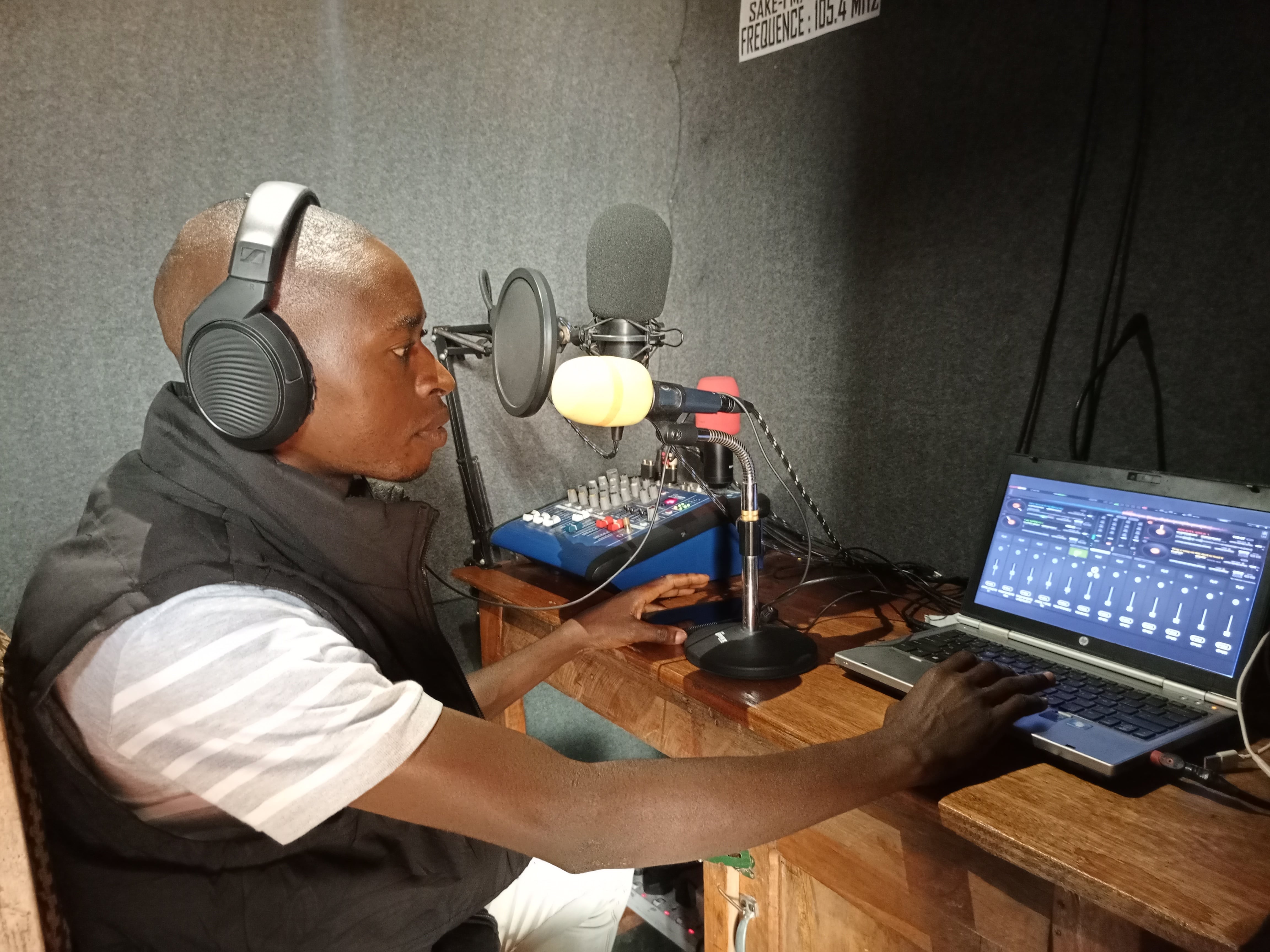 Una emisora de radio móvil lleva la esperanza a las comunidades desplazadas del este de Congo