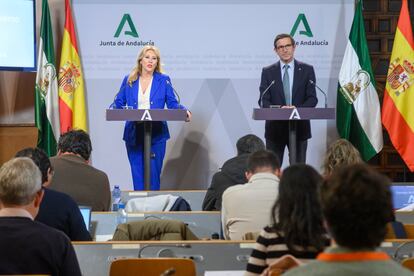 La consejera andaluza de Economía, Hacienda y Fondos Europeos, Carolina España, junto al consejero de Industria, Energía y Minas, Jorge Paradela, el 7 de enero de 2025.