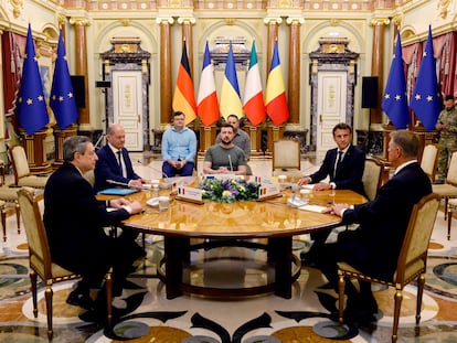 El primer ministro italiano, Mario Draghi; el canciller alemán, Olaf Scholz; el presidente de Francia, Emmanuel Macron; y el de Rumania, Klaus Iohannis, se reúnen con el presidente de Ucrania, Volodimir Zelenski, en Kiev, el pasado16 de junio.