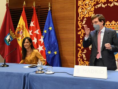 El alcalde de Madrid, José Luis Martínez-Almeida, y la vicealcaldesa, Begoña Villacís, en una rueda de prensa.