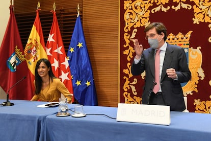 El alcalde de Madrid, José Luis Martínez-Almeida (d), y la vicealcaldesa, Begoña Villacís, en una rueda de prensa en junio.