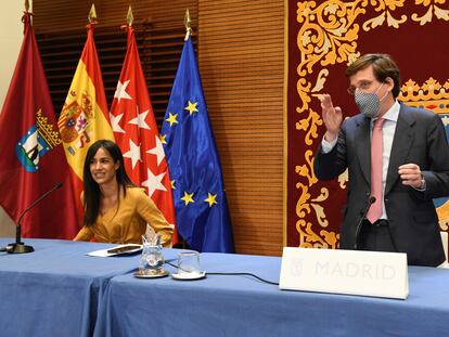 El alcalde de Madrid, José Luis Martínez-Almeida (d), y la vicealcaldesa, Begoña Villacís, en una rueda de prensa en junio.