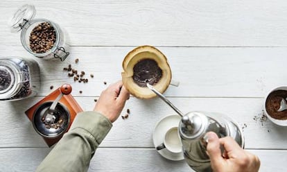 Con un molinillo de café y un hervidor de agua puedes hacer virguerías más allá de las obvias