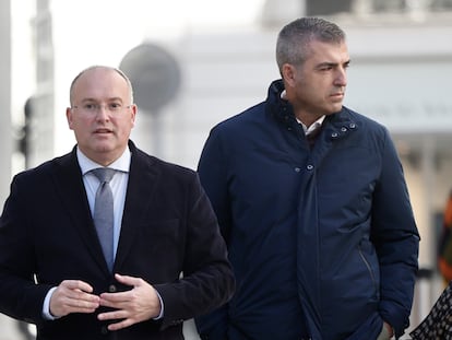 El portavoz parlamentario del Partido Popular, Miguel Tellado, llega a la reunión en la sede del Gobierno canario junto al vicepresidente de Canarias, Manuel Domínguez (PP), este jueves en Madrid.