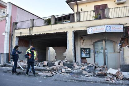 Daños causados en un edificio en la localidad de Fleri tras el terremoto este miércoles.