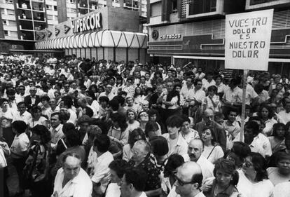 Manifestaci&oacute;n frente al centro comercial Hipercor en junio 1987, dos d&iacute;as despu&eacute;s de que ETA matara a 21 personas.
 