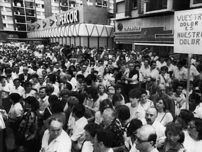 Manifestaci&oacute;n frente al centro comercial Hipercor en junio 1987, dos d&iacute;as despu&eacute;s de que ETA matara a 21 personas.
 