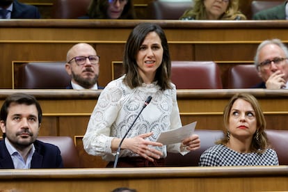 MADRID, 19/02/2025.- La diputada del grupo Mixto Ione Belarra formula una pregunta a la vicepresidenta y ministra de Hacienda, María Jesús Montero durante la sesión de control al Gobierno este miércoles en el Congreso. EFE/Zipi
