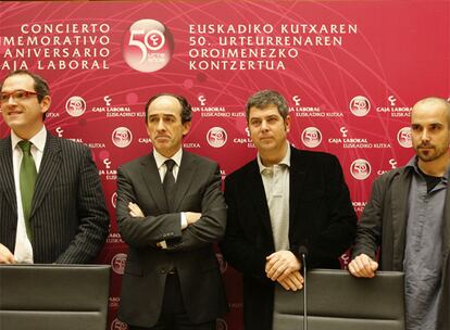 De izquierda a derecha, el director general de la OSE, Iñigo Alberdi; Juan Cid, representante de Caja Laboral, Kepa Junkera e  Iker Sánchez, ayer en la presentación del proyecto.