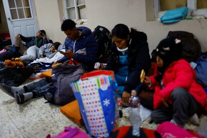 Ante las bajas temperaturas y el elevado flujo de migrantes que llegan a la franja norte mexicana, la mayoría de los asilos exceden sus números de ocupación. En la imagen, migrantes descansan en un refugio en Ciudad Juárez, el 27 de diciembre de 2022.