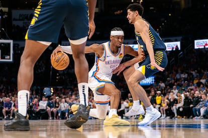 Shai Gilgeous-Alexander (centro) ante Tyrese Haliburton