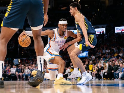 Shai Gilgeous-Alexander (centro) ante Tyrese Haliburton