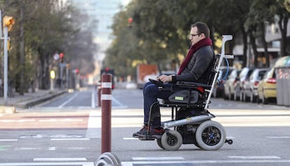 Treballador contractat per dissenyar el mapa de l'accessibilitat.