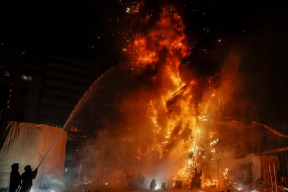 Vista general de la 'Cremà' de la falla municipal que pone el broche final a las Fallas de 2025.