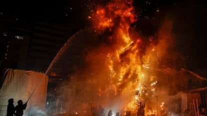 Vista general de la 'Cremà' de la falla municipal que pone el broche final a las Fallas de 2025.