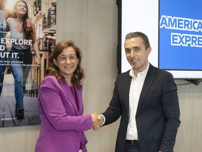 Julia López, directora general del área de Establecimientos de American Express en España, y Roberto Pagán, director de Medios de Pago de BBVA en España. 