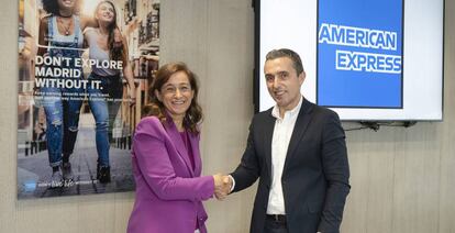 Julia López, directora general del área de Establecimientos de American Express en España, y Roberto Pagán, director de Medios de Pago de BBVA en España.