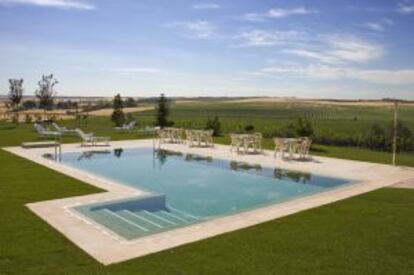 Piscina con vistas a los viñedos en Finca La Estacada, en Tarancón (Cuenca).