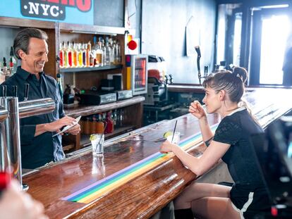 Seth Meyers y Kristen Stewart durante el segmento "Day Drinking" del programa del presentador. El 'look' deportivo de ella es de Chanel.