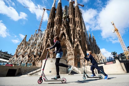 Dos niñas juegan ante la Sagrada Familia este martes, cuando se cumplen 45 días de confinamiento por la pandemia.