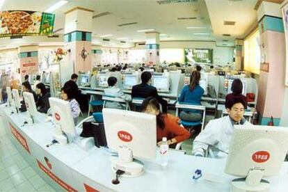 Usuarios de un cibercafé de Pekín conectados a Internet.