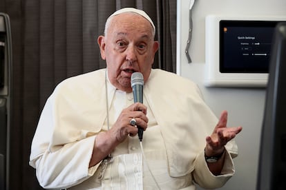 El papa Francisco durante una conferencia de prensa en su avión, este viernes.