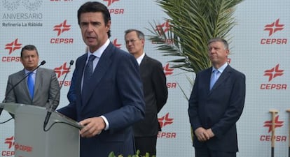 Industry Minister José Manuel Soria at the Cepsa oil refinery in La Rábida (Huelva).