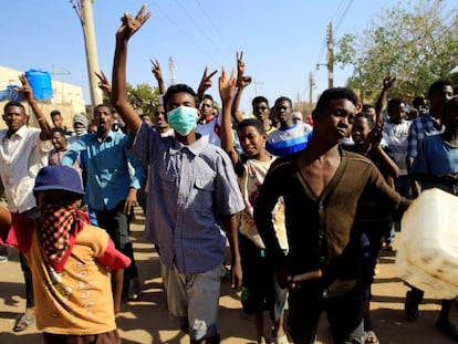 Un grupo de manifestantes sudaneses, el pasado jueves en Jartum. 