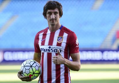 El Atlético de Madrid ha reforzado la defensa con el fichaje del montenegrino Stefan Savic. Ha firmado para las próximas cinco temporadas Las últimas temporadas las ha disputado en Italia, jugando en la Fiorentina. A sus 24 años, el balcánico ha asegurado que si ha venido al conjunto rojiblanco es porque "Simeone fue una de las razones" que más le atrajeron para unirse a este proyecto.