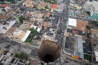 El paso de la tormenta Agatha por Ciudad de Guatemala provoc un corrimiento de tierras que dej al descubierto un gigantesco crter.