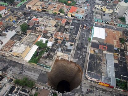 El paso de la tormenta Agatha por Ciudad de Guatemala provocó un corrimiento de tierras que dejó al descubierto un gigantesco cráter.
