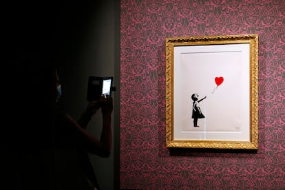 En la imagen el cuadro 'Niña con globo' de la exposición de Bansky 'Una protesta visual', que tuvo lugar en el Chiostro del Bramante de Roma el 10 de septiembre de 2020.