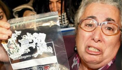 Mari Carmen muestra en 2008 el supuesto décimo premiado que metió en un descuido a la lavadora. En realidad era una actriz y su caso una dramatización.