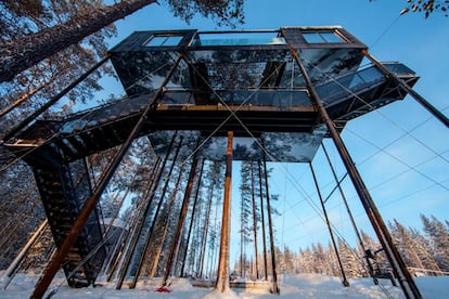 Cabaña sostenida sobre unos pinos en un bosque en la Laponia sueca y llamada The 7th Room (La Séptima Habitación). Es obra de los arquitectos del estudio noruego Snohetta.