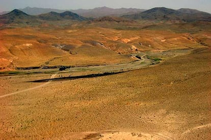 Esta foto proporcionada por el Ministerio de Defensa muestra el lugar del siniestro, Shindand, al oeste de Afganistán. A la derecha, los restos del aparato que cayó la mañana del 16 de agosto y a la izquierda un helicóptero que acudió en su ayuda. Otra aeronave tuvo que realizar un aterrizaje de emergencia en el que resultaron heridos leves cinco militares.