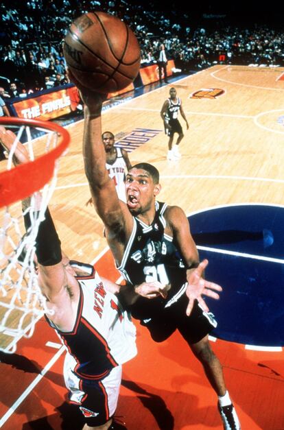 Tim Duncan (16º anotador de la NBA con 25.688 puntos), en un San Antonio Spurs-New York Knicks de 1999.