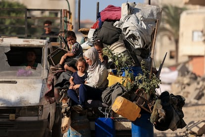 Una familia palestina se desplazan desde Ciudad de Gaza hacia el sur, en una carreta en la que han cargado sus pertenencias, el 10 de septiembre de 2025.