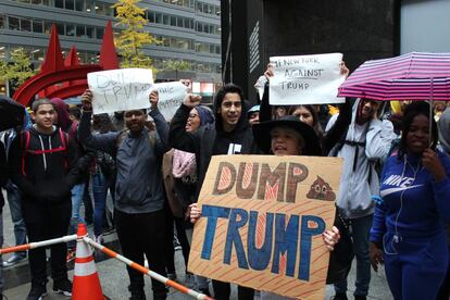 Jóvenes se manifiestan en contra de Trump, este miércoles en Nueva York.
