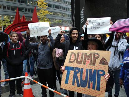 J&oacute;venes se manifiestan en contra de Trump, este mi&eacute;rcoles en Nueva York.