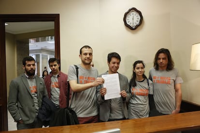 Deputies Segundo González and Miguel Vila of the Podemos-En Comú-En Marea parliamentary group register a proposed bill in Congress.