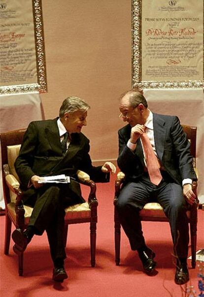 Trichet (izquierda) y Rato conversan en la entrega de premios.