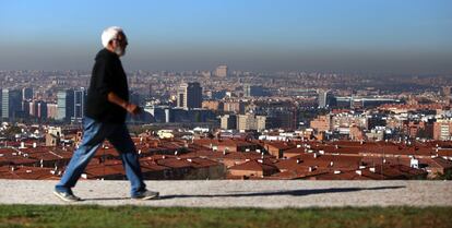 El tráfico de vehículos ha fluido en niveles similares a un día normal en el estreno de la limitación de 90 a 70 kilómetros por hora en la circunvalación M-30 y otros accesos a Madrid por la contaminación, una medida que ha generado críticas políticas por "descordinación" al Ayuntamiento de Madrid. En la imagen, vista de una nube de contaminación sobre la capital.