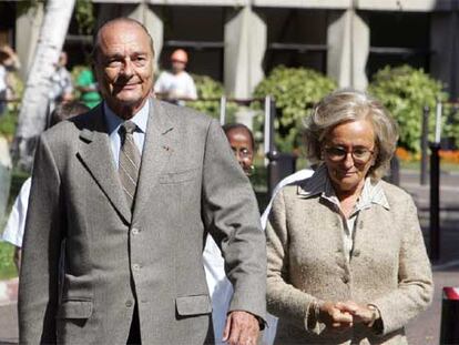 Jacques Chirac, acompañado por su esposa, Bernadette, sale del hospital Val-de-Grâce.