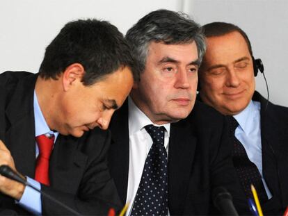 José Luis Rodríguez Zapatero (izquierda) y los primeros ministros británico, Gordon Brown, e italiano, Silvio Berlusconi, en Sharm el Sheij.