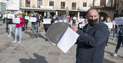 Un hombre perteneciente al sector hostelero hace sonar una bandeja como signo de protesta en la Plaza Mayor Ciudad Real, en Ciudad Real, Castilla-La Mancha, (España), a 5 de febrero de 2021.