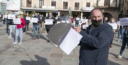 Un hombre perteneciente al sector hostelero hace sonar una bandeja como signo de protesta en la Plaza Mayor Ciudad Real, en Ciudad Real, Castilla-La Mancha, (España), a 5 de febrero de 2021. 