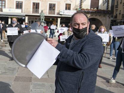 Un hombre perteneciente al sector hostelero hace sonar una bandeja como signo de protesta en la Plaza Mayor Ciudad Real, en Ciudad Real, Castilla-La Mancha, (España), a 5 de febrero de 2021. 