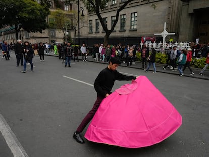 Manifestante hace maniobras de matador en una protesta por la decisión de la Suprema Corte sobre las corridas de toros en la capital.