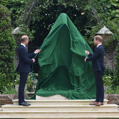 El príncipe británico Guillermo, duque de Cambridge (izq.), y el príncipe británico Harry, duque de Sussex, desvelan una estatua de su madre, la princesa Diana, en el Jardín Hundido del Palacio de Kensington. 